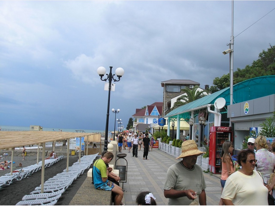 Адлер. Набережная. Многочисленное количество ресторанов, кафе и сувенирных магазинчиков. Россия - Адлер. Фото №5